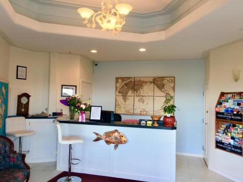 a waiting room with a counter with a fish on it at Casa Grande Inn in Qualicum Beach
