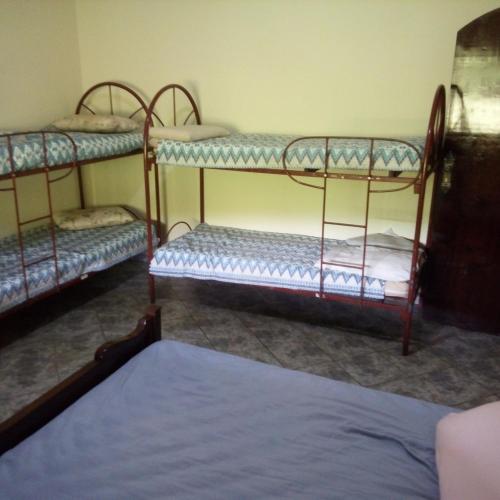 a room with three bunk beds in a room at Sitio do Campo Fasan in Santa Isabel