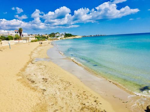 uma vista para uma praia com o oceano em Relax Near The Sea em Noto Marina