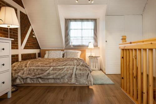 Säng eller sängar i ett rum på Deichkrönchen Ferienwohnung Altes Land Hamburg