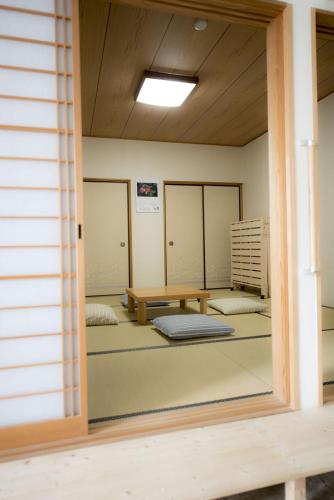 a room with a table and four pillows at 南紀くまのいえ-WAKAYAMA・古座- in Kushimoto