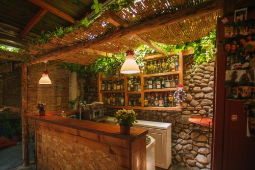 - une cuisine avec un comptoir et un évier dans la chambre dans l'établissement The Wanderers Hostel, à Shkodër