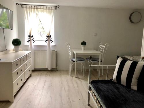 ein Schlafzimmer mit einem Tisch, einem Bett und einem Fenster in der Unterkunft Agnieszkas Pension in Havelberg