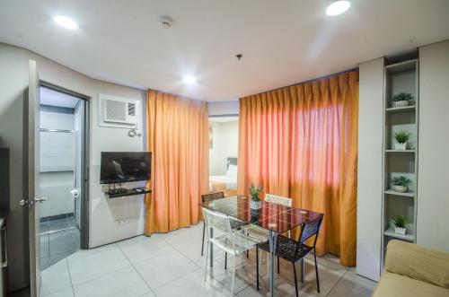 Una cocina o zona de cocina en Jade Hotel and Suites