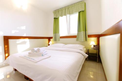 ein Schlafzimmer mit zwei Betten mit Handtüchern darauf in der Unterkunft Apartman Murter Center 4+1 ID 720 in Murter