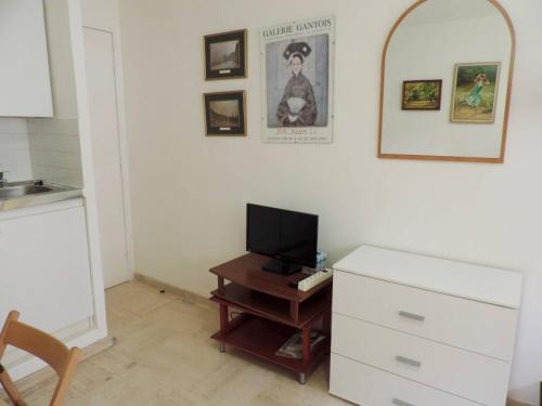 sala de estar con TV y mesa con armario en #PACAGROOM# Studio Alexandre III en Cannes