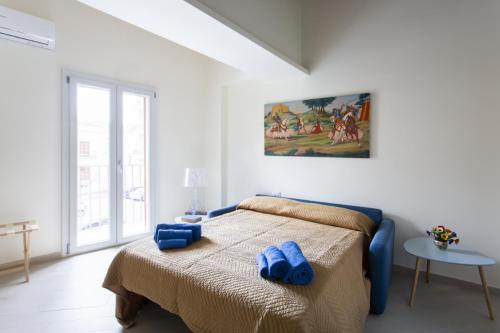 Casa Chicca في باليرمو: غرفة نوم عليها سرير وفوط زرقاء