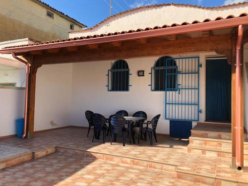 Ein Patio oder anderer Außenbereich in der Unterkunft A due passi dal mare