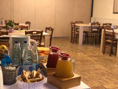 uma mesa com comida e condimentos em cima em Hotel La Foresteria em Abbadia di Fiastra