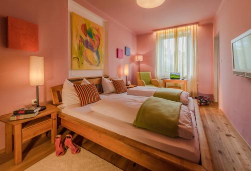 a bedroom with a large bed in a room at Landgasthof zur Linde Laaben in Laaben