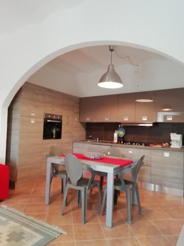 comedor con mesa y sillas en la cocina en Casa di Gabry en Torino di Sangro