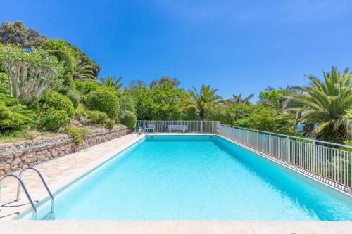 une piscine avec une clôture et des arbres dans l'établissement Appartement vacances cannes, à Cannes