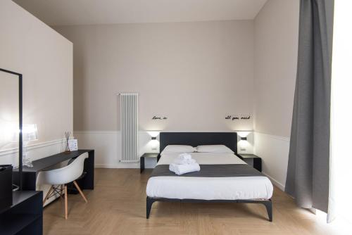 1 dormitorio con cama y escritorio. en Five Boutique Rooms, en Nápoles
