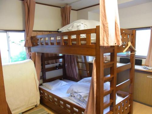 Łóżko lub łóżka piętrowe w pokoju w obiekcie Guesthouse Tamura