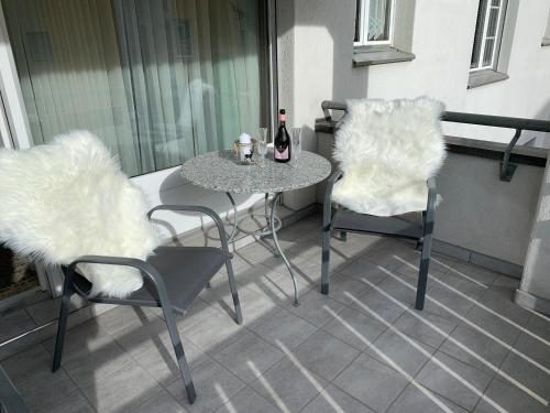 Ein Sitzbereich in der Unterkunft Holiday Apartment Gian - close to the Kongresshaus, the ice hockey stadium, cross-country skiing, the Eau-la-la indoor pool and wellness, large supermarket, 2 bus stops, with an indoor garage and fully equipped