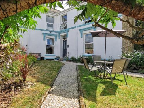 a table and chairs in front of a house at 2 Emma Place in Bodmin