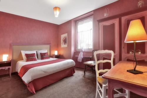 Katil atau katil-katil dalam bilik di Logis Hôtel-Restaurant Les Voyageurs