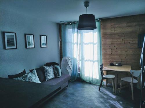 un salon avec un canapé et une table dans l'établissement La Résilience - GERARDMER, à Gérardmer