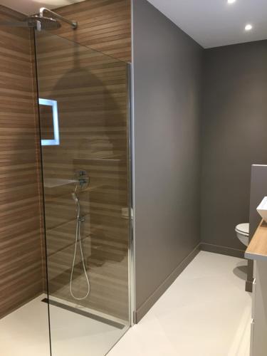 MercureyにあるLa Maison du Grand Fourの浴室のガラス扉付きシャワー