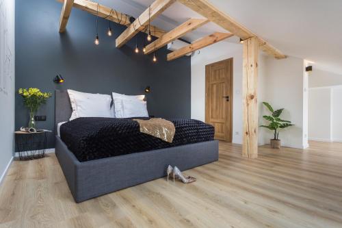 1 dormitorio con 1 cama y suelo de madera en InPoint Old Town Apartments, en Cracovia