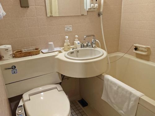 ein Badezimmer mit einem Waschbecken, einem WC und einer Badewanne in der Unterkunft Hotel Oaks Early-Bird Osaka Morinomiya/ Vacation STAY 28787 in Osaka