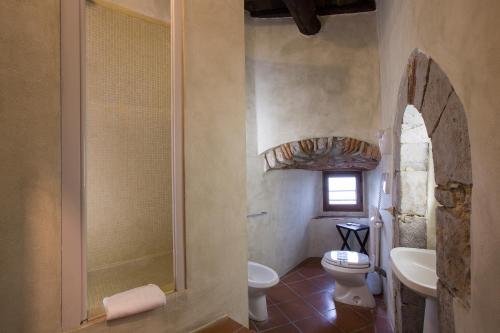 A bathroom at Rocca Di Castagnoli