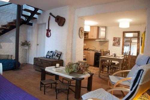 a living room with a table and a kitchen at Excelente ubicación. Casa de diseño vintage in Montevideo