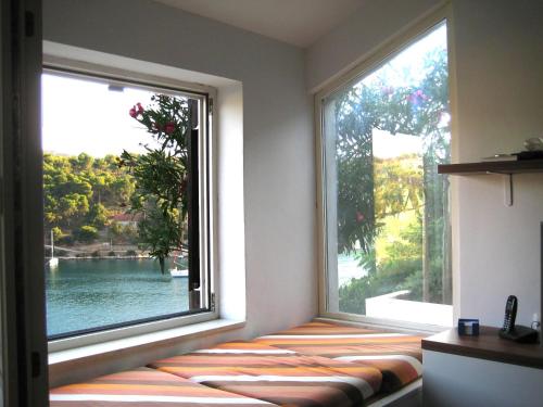 a window seat in a room with a view of the water at Perla Vacation Home in Sutivan