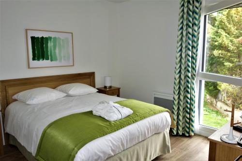 Un pat sau paturi într-o cameră la Domitys - Les Robes d'Airain