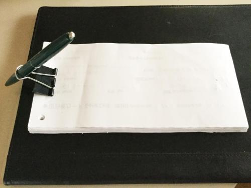 a pen sitting on top of a piece of paper at Chambre dhote Tatami in Suwa