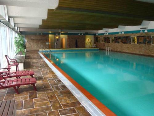 a large swimming pool in a hotel room at Ferienwohnung Reese- Horstmann mit Hallenbad und Sauna, WLAN "Harz zu jeder Jahreszeit" in Bad Harzburg
