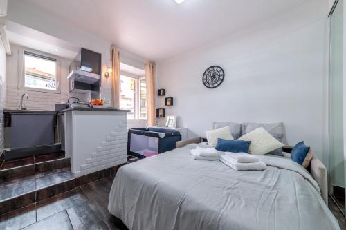 - une chambre avec un grand lit et des oreillers bleus dans l'établissement Beau studio à 50m de la plage, à Nice