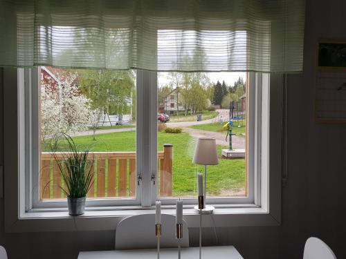 ムーラにあるGamla Landsvägen 3の庭を望む窓