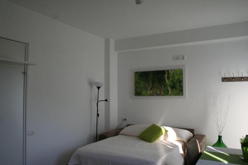 - une chambre blanche avec un lit et un canapé dans l'établissement Casa Sclavo, à Tramonti