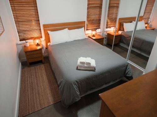 
A bed or beds in a room at FortyThree - Oceanside Retreat Busselton
