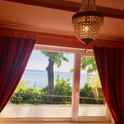 a window with a view of the ocean at Exklusive Ferienwohnung Strohberg in Plön