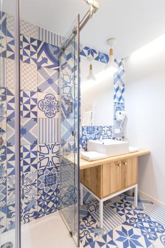 a bathroom with blue and white tiles at Horeum Boutique Hotel in Sibiu