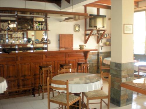 un restaurante con mesa y sillas y un bar en Castello Methoni, en Methoni