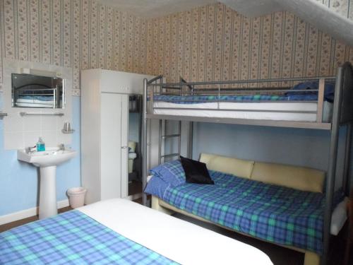 Poschodová posteľ alebo postele v izbe v ubytovaní Galway Guest House