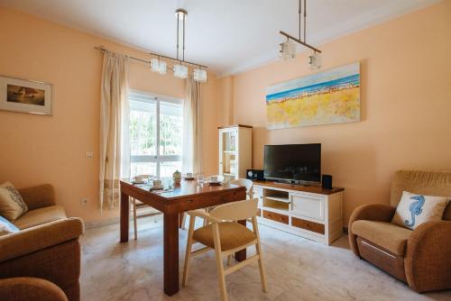 TV a/nebo společenská místnost v ubytování Playa del Cantil, 3 bedrooms and 2 free parking