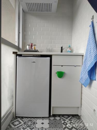 une cuisine avec des armoires blanches et un comptoir dans l'établissement Petit cocon vue sur la Loire avec Place de Parking offerte, à Orléans