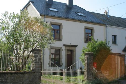 a white house with a fence in front of it at Susque8 in Izel