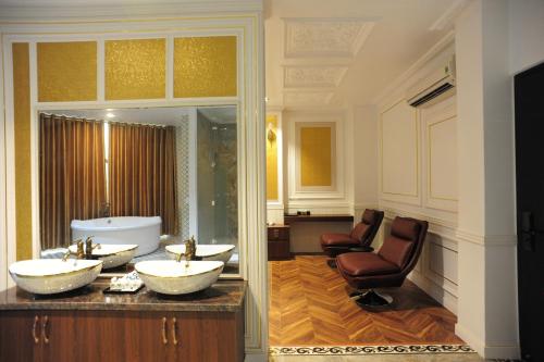 ein Badezimmer mit zwei Waschbecken und einer Badewanne in der Unterkunft B.O.B Hotel in Cao Lãnh