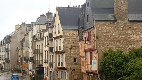 un groupe de bâtiments dans une rue urbaine dans l'établissement La Casa Loka, T3 idéalement situé, Port de Vannes, à Vannes
