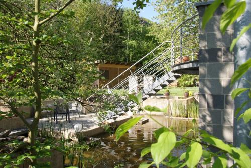 eine Metalltreppe, die zu einem Wasserbad führt in der Unterkunft Ferienwohnung "Mosel" in Alf