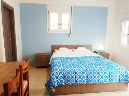 Ένα ή περισσότερα κρεβάτια σε δωμάτιο στο Zea Waves apartments