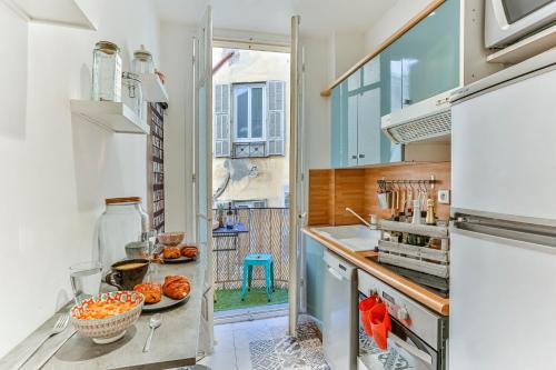une cuisine avec un comptoir avec de la nourriture dessus dans l'établissement Maison Bianchi - 29 Tonduti, à Nice