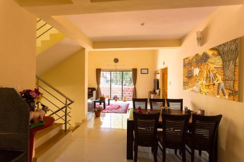 Ruang duduk di 4 bhk spacious bungalow