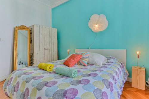 - une chambre avec un lit doté d'oreillers et d'un miroir dans l'établissement Maison Bianchi - 29 Tonduti, à Nice