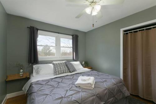 מיטה או מיטות בחדר ב-Cozy Convenience, Private Home 5mins to Biltmore